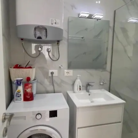 Leos House Velipojë